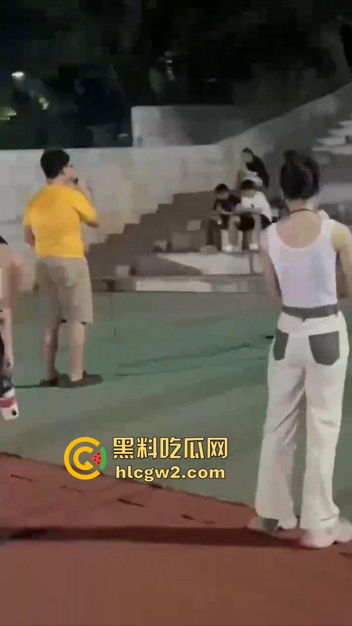 三亚北校区表白失败 男子向另一个男生求婚 吃瓜的直接被求到头上 无语问没事吧您？ 真是搞笑社死！  第4张