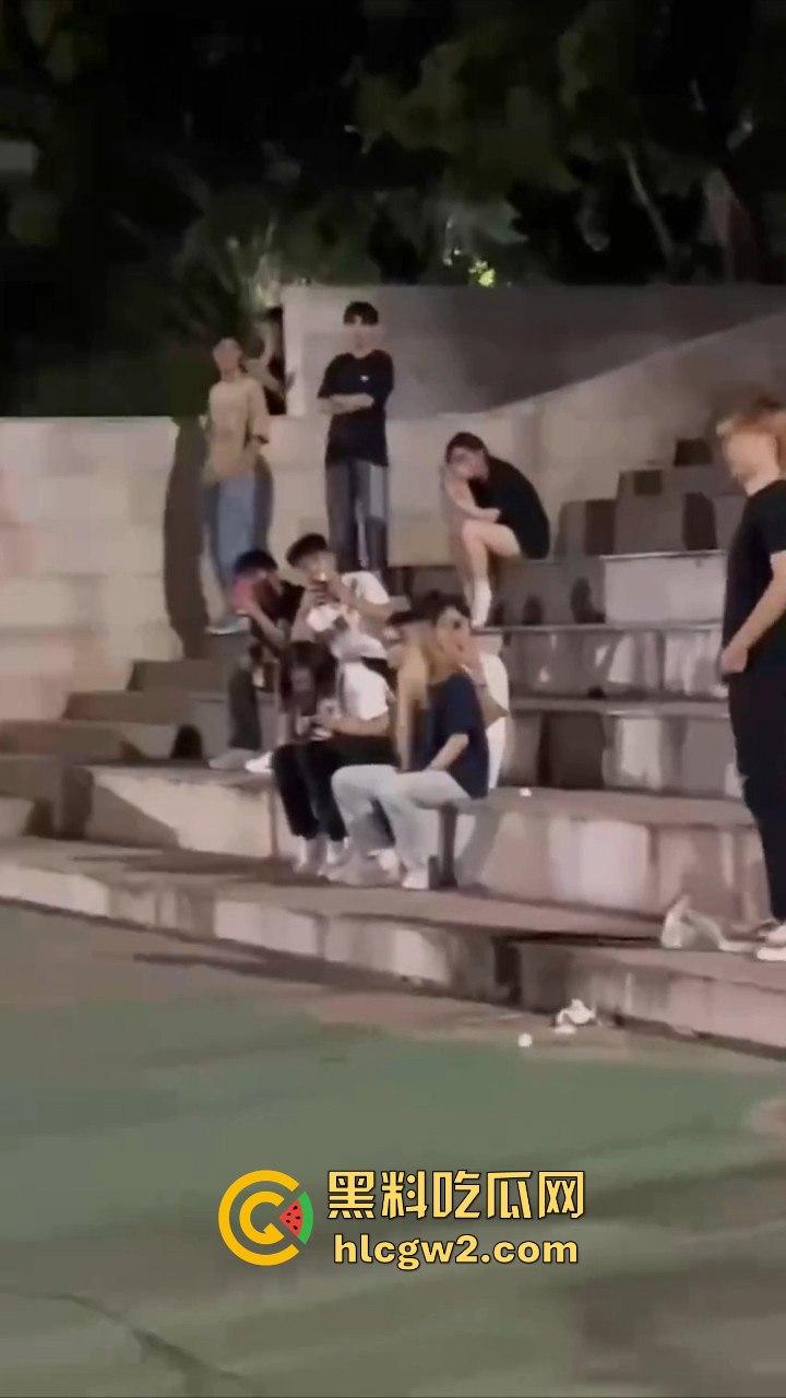 三亚北校区表白失败 男子向另一个男生求婚 吃瓜的直接被求到头上 无语问没事吧您？ 真是搞笑社死！  第5张