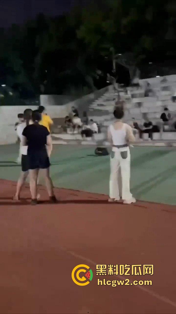 三亚北校区表白失败 男子向另一个男生求婚 吃瓜的直接被求到头上 无语问没事吧您？ 真是搞笑社死！  第6张