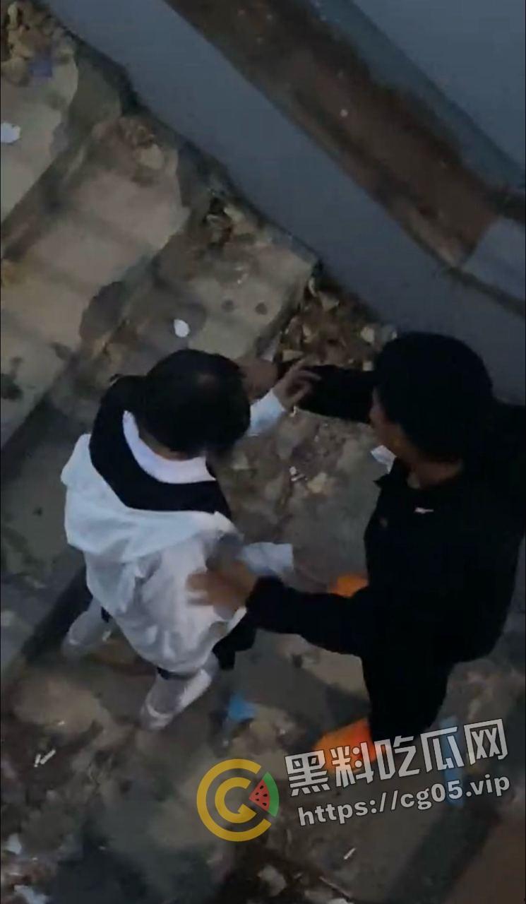 青岛海洋技师学院男女钻小胡同抠逼被偷拍！女生欲拒还迎的样子可太骚了  第3张