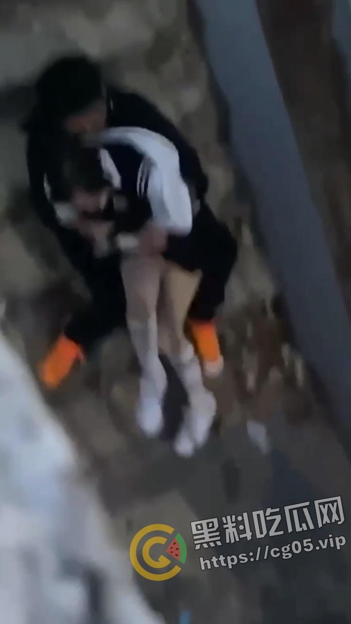 青岛海洋技师学院男女钻小胡同抠逼被偷拍！女生欲拒还迎的样子可太骚了  第4张