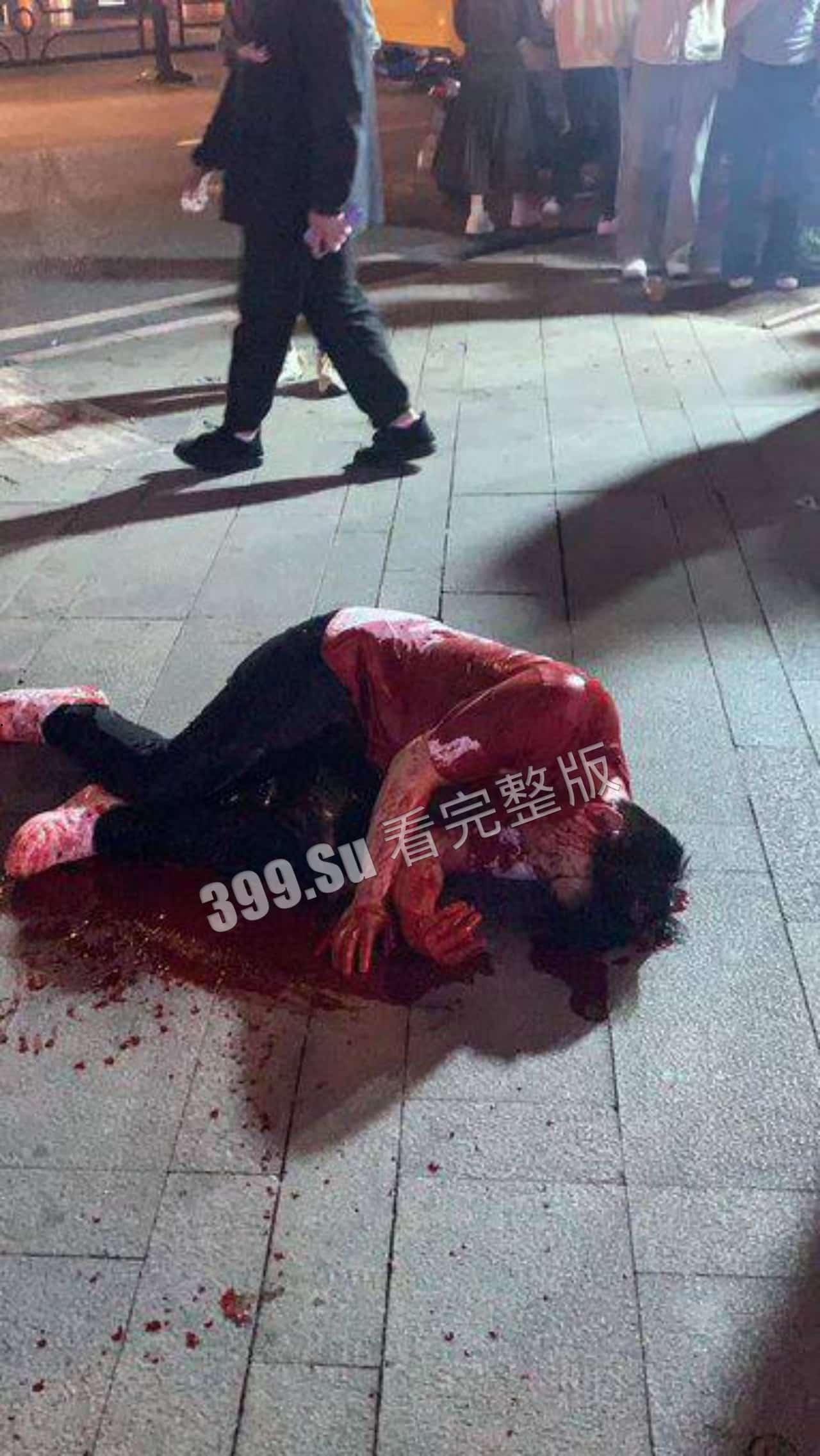 5月11日 重庆 九街 发生砍人事件，砍人者在砍人后没有离开现场，选择投降，随后被赶来的警察制服，目前原因不明 #刀仔  第2张