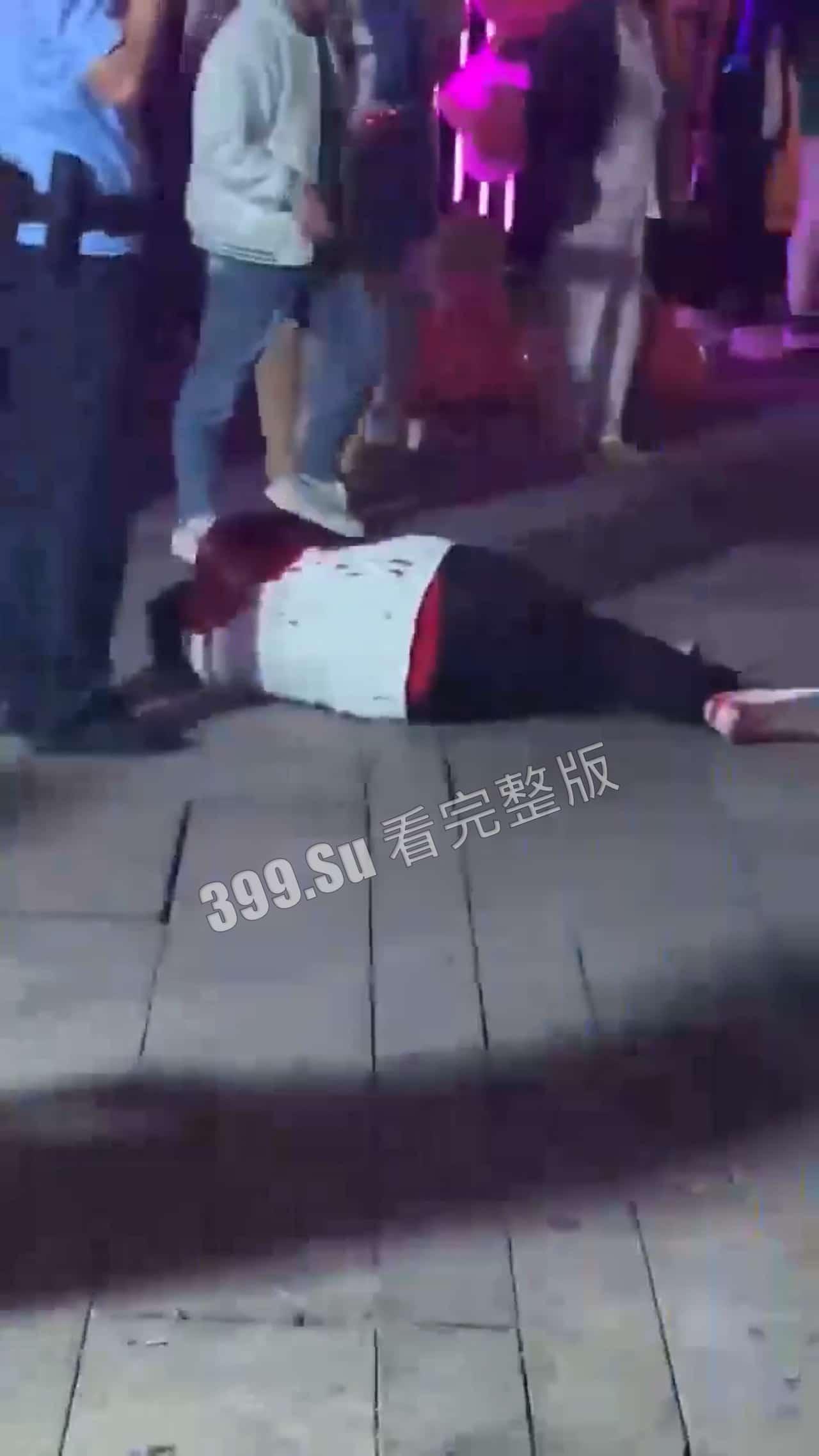 5月11日 重庆 九街 发生砍人事件，砍人者在砍人后没有离开现场，选择投降，随后被赶来的警察制服，目前原因不明 #刀仔  第3张