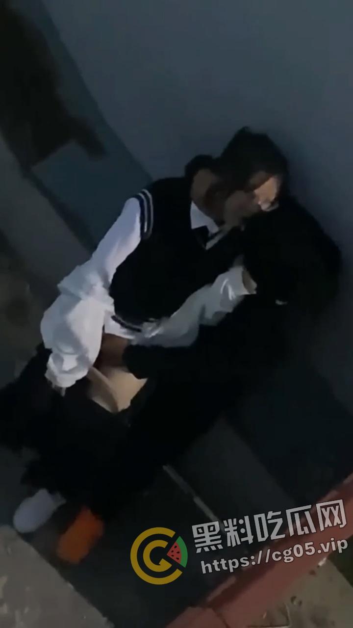 青岛海洋技师学院男女钻小胡同抠逼被偷拍！女生欲拒还迎的样子可太骚了  第6张