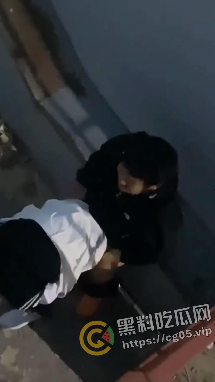 青岛海洋技师学院男女钻小胡同抠逼被偷拍！女生欲拒还迎的样子可太骚了  第7张