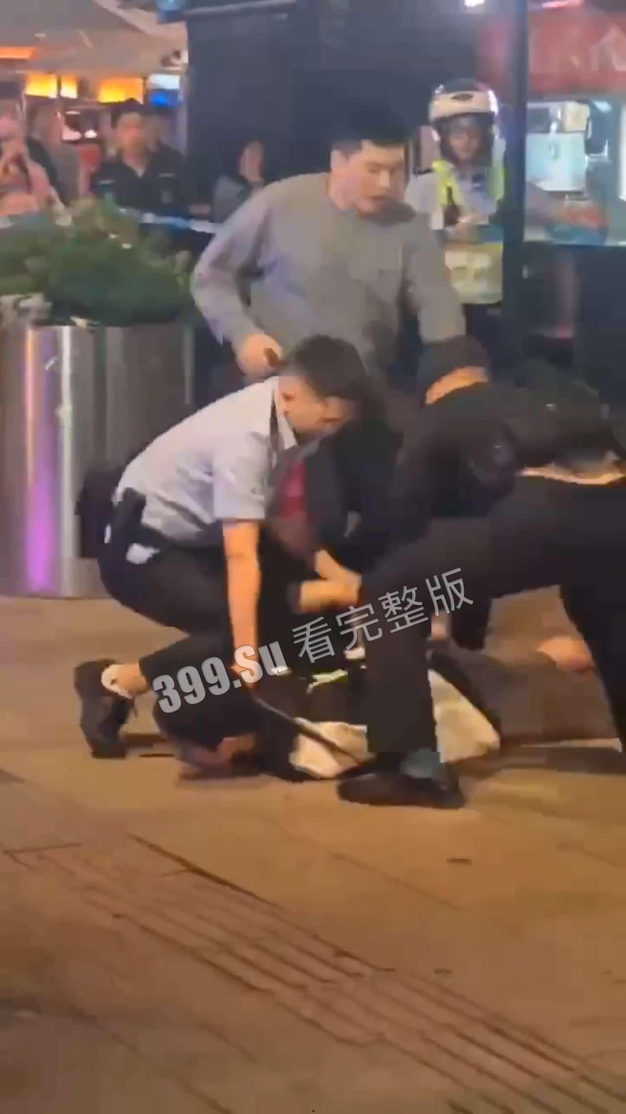 5月11日 重庆 九街 发生砍人事件，砍人者在砍人后没有离开现场，选择投降，随后被赶来的警察制服，目前原因不明 #刀仔  第5张