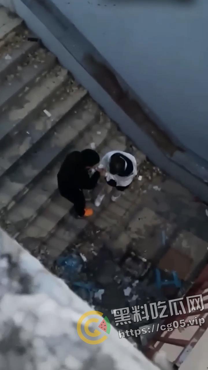 青岛海洋技师学院男女钻小胡同抠逼被偷拍！女生欲拒还迎的样子可太骚了  第8张