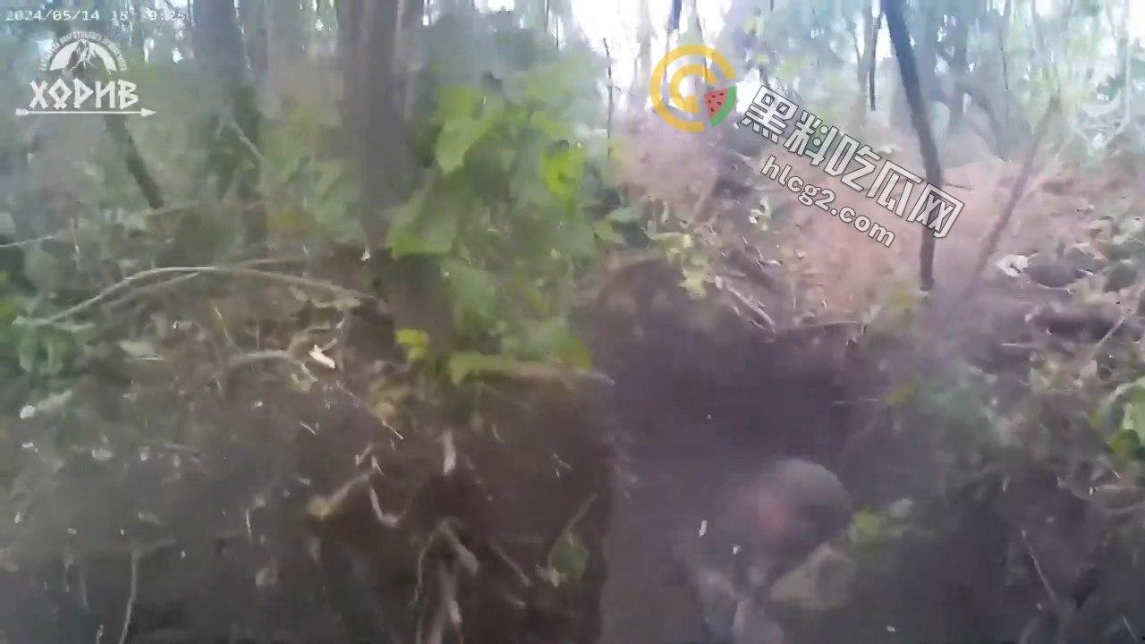 战壕中的生死较量：乌克兰士兵击杀两名俄罗斯士兵的震撼视频流出  第6张