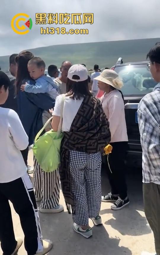 荷叶坪旅游区，怒遇车霸一台车堵了几百台车，手里拿着改锥当武器叫嚣，真是恶人多搞事呗！  第5张