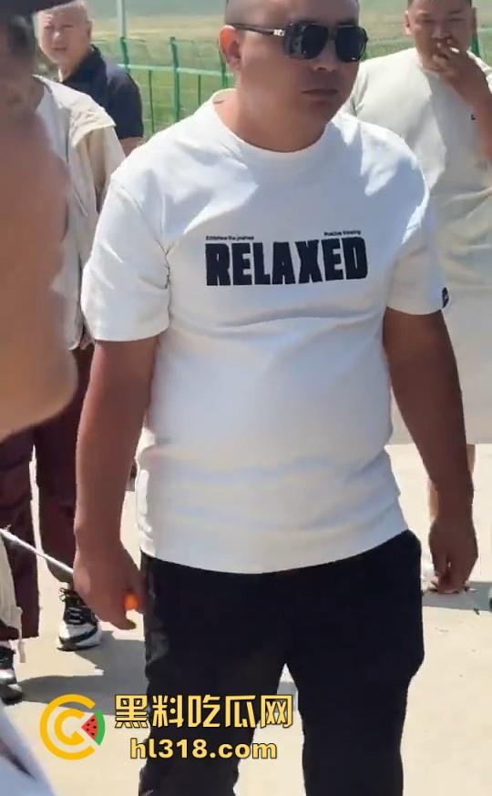 荷叶坪旅游区，怒遇车霸一台车堵了几百台车，手里拿着改锥当武器叫嚣，真是恶人多搞事呗！  第7张