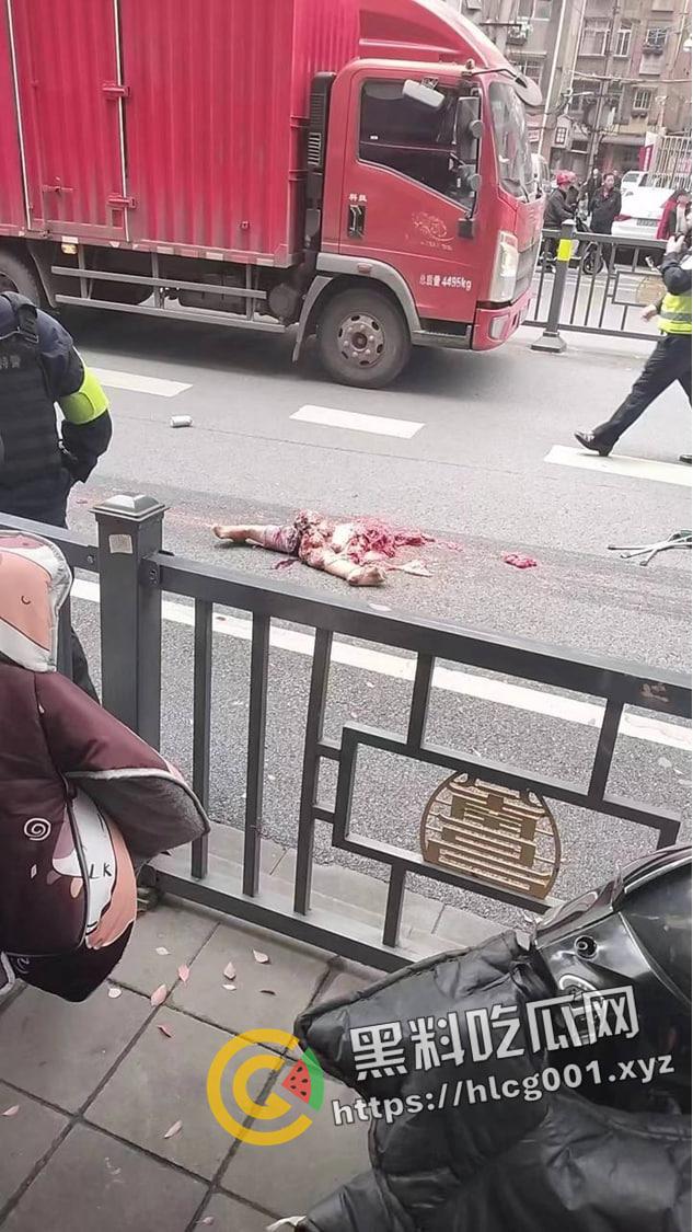 江西南昌胜利路公交车失控冲进人群  一地的行人尸体碎片 现场直达 第1张