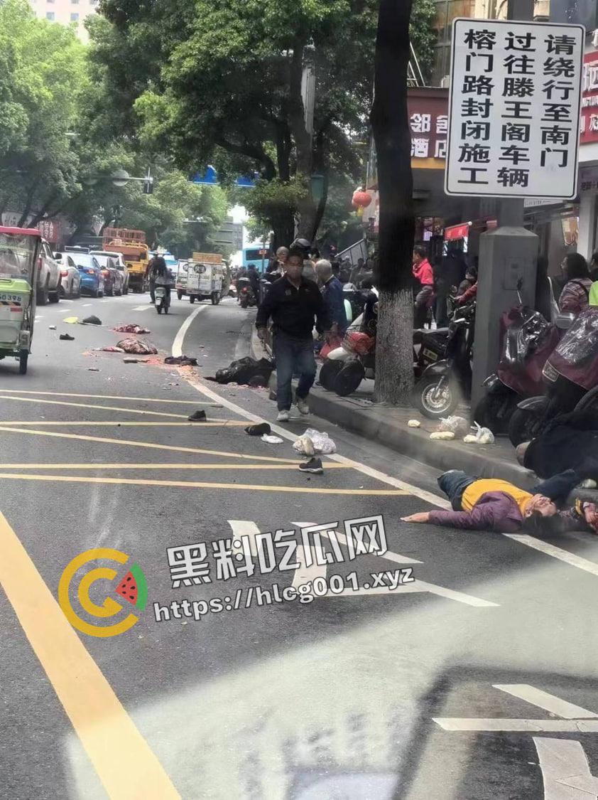 江西南昌胜利路公交车失控冲进人群  一地的行人尸体碎片 现场直达 第2张