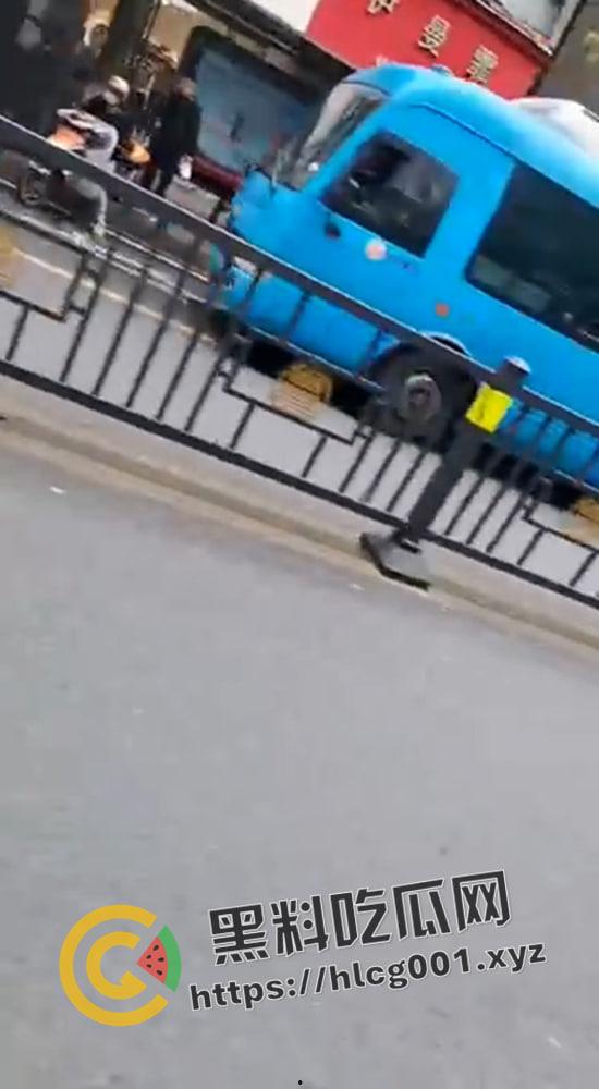 江西南昌胜利路公交车失控冲进人群  一地的行人尸体碎片 现场直达 第3张