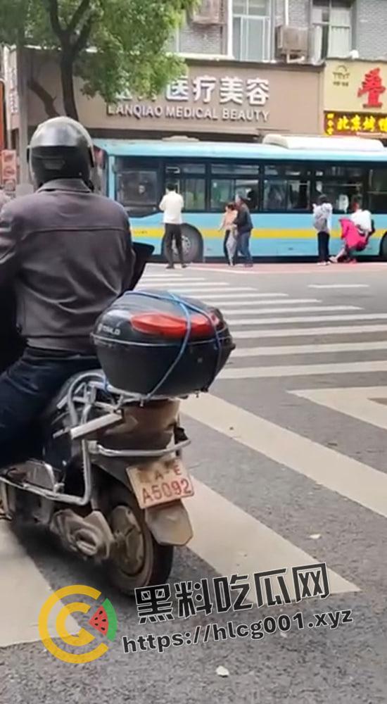 江西南昌胜利路公交车失控冲进人群  一地的行人尸体碎片 现场直达 第4张
