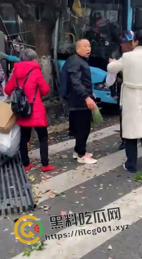 江西南昌胜利路公交车失控冲进人群  一地的行人尸体碎片 现场直达 第5张