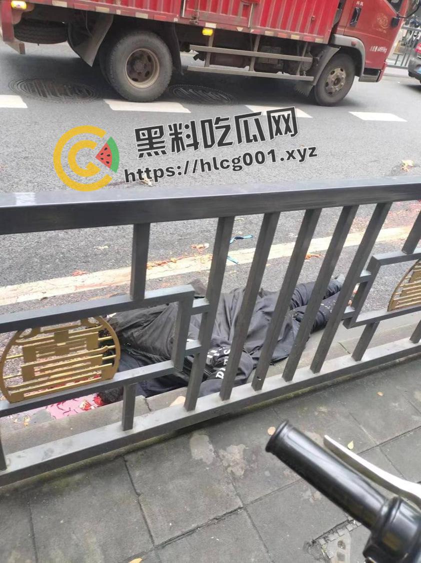 江西南昌胜利路公交车失控冲进人群  一地的行人尸体碎片 现场直达 第6张