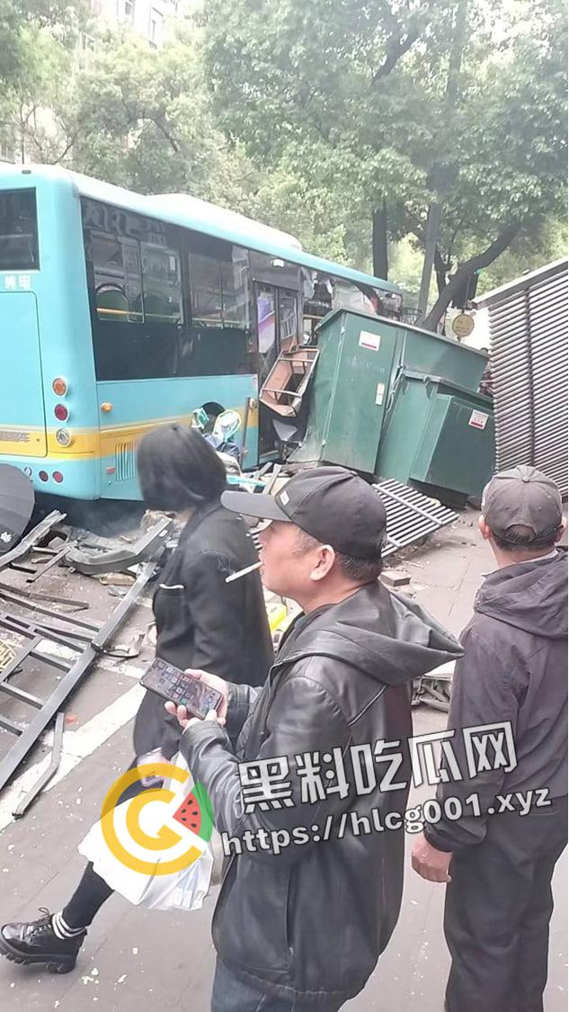 江西南昌胜利路公交车失控冲进人群  一地的行人尸体碎片 现场直达 第7张