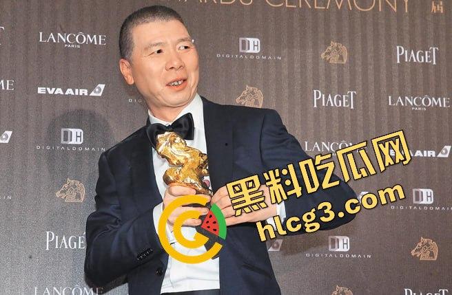 湖南株洲大街惊现冯小刚耍大牌事件，粉丝手机被打掉，热屁股贴冷板凳！  第4张