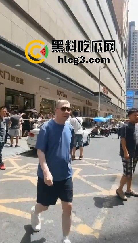 湖南株洲大街惊现冯小刚耍大牌事件，粉丝手机被打掉，热屁股贴冷板凳！  第6张