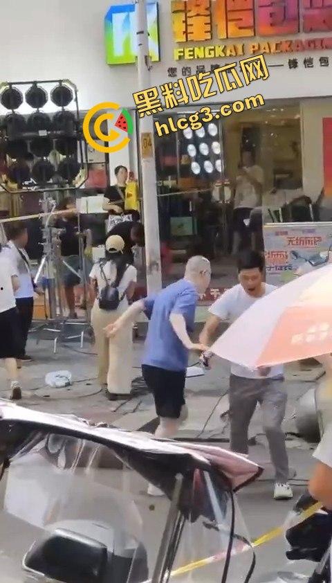 湖南株洲大街惊现冯小刚耍大牌事件，粉丝手机被打掉，热屁股贴冷板凳！  第7张