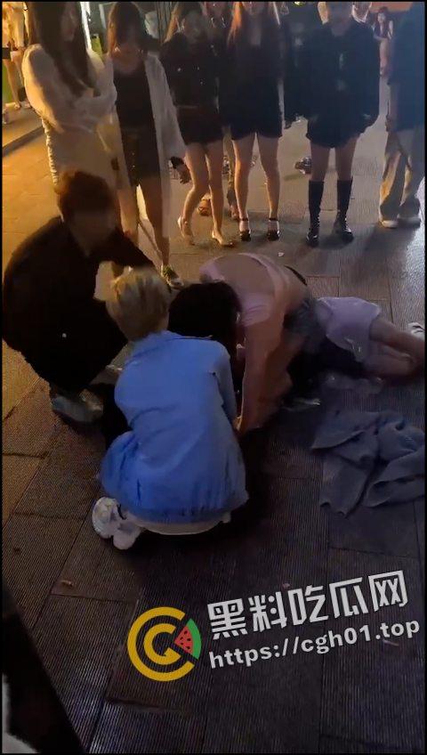 重庆九街高屋 小姐姐当街互撕 奶罩子都扯飞了 堪称女子MMA重庆分会场  第3张