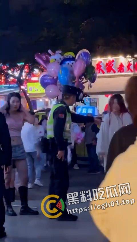 重庆九街高屋 小姐姐当街互撕 奶罩子都扯飞了 堪称女子MMA重庆分会场  第5张