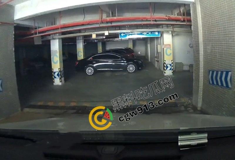 江苏盐城小区地下停车场惊现恐怖一幕，男子吊死引发居民恐慌，车主当场吓尿，瑟瑟发抖  第1张