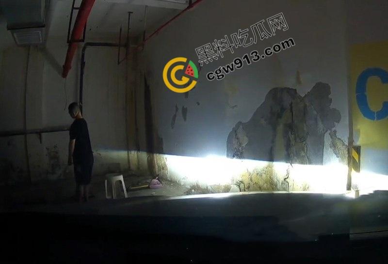 江苏盐城小区地下停车场惊现恐怖一幕，男子吊死引发居民恐慌，车主当场吓尿，瑟瑟发抖  第3张