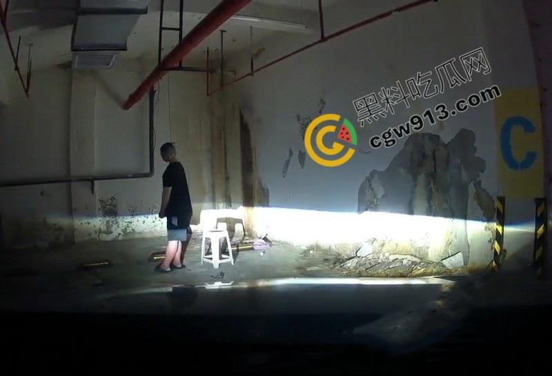 江苏盐城小区地下停车场惊现恐怖一幕，男子吊死引发居民恐慌，车主当场吓尿，瑟瑟发抖  第4张
