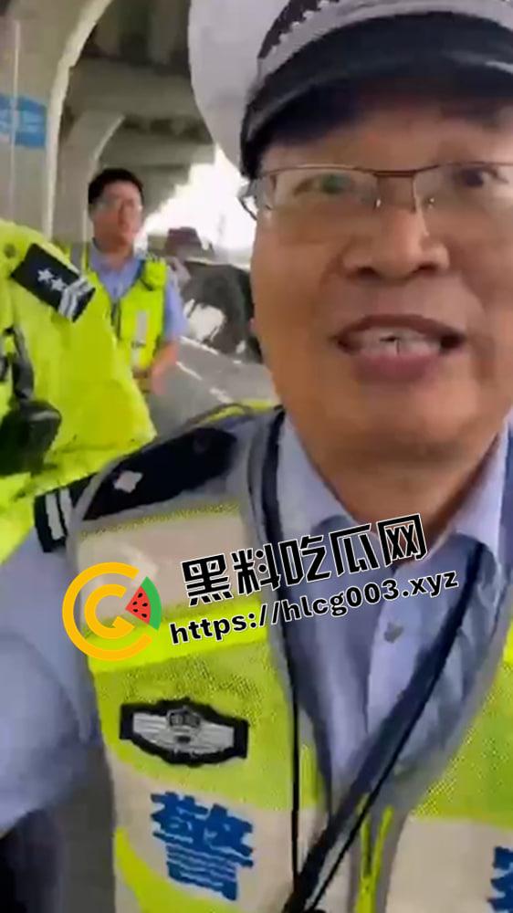 浙江温州乐青警察暴力执法高清无码版 丑恶嘴脸 掐脖子抢手机 这是警察还是强盗  第1张