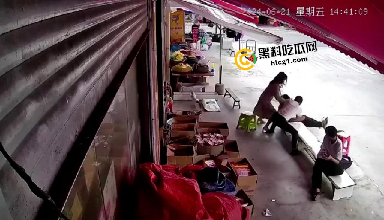 最猛刀仔！ 连砍两人 刀被卡进骨头里都要拧出来 现场无码监控流出 太吓人了  第1张