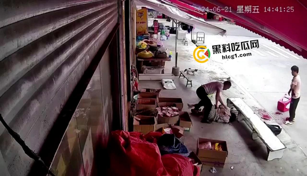 最猛刀仔！ 连砍两人 刀被卡进骨头里都要拧出来 现场无码监控流出 太吓人了  第2张