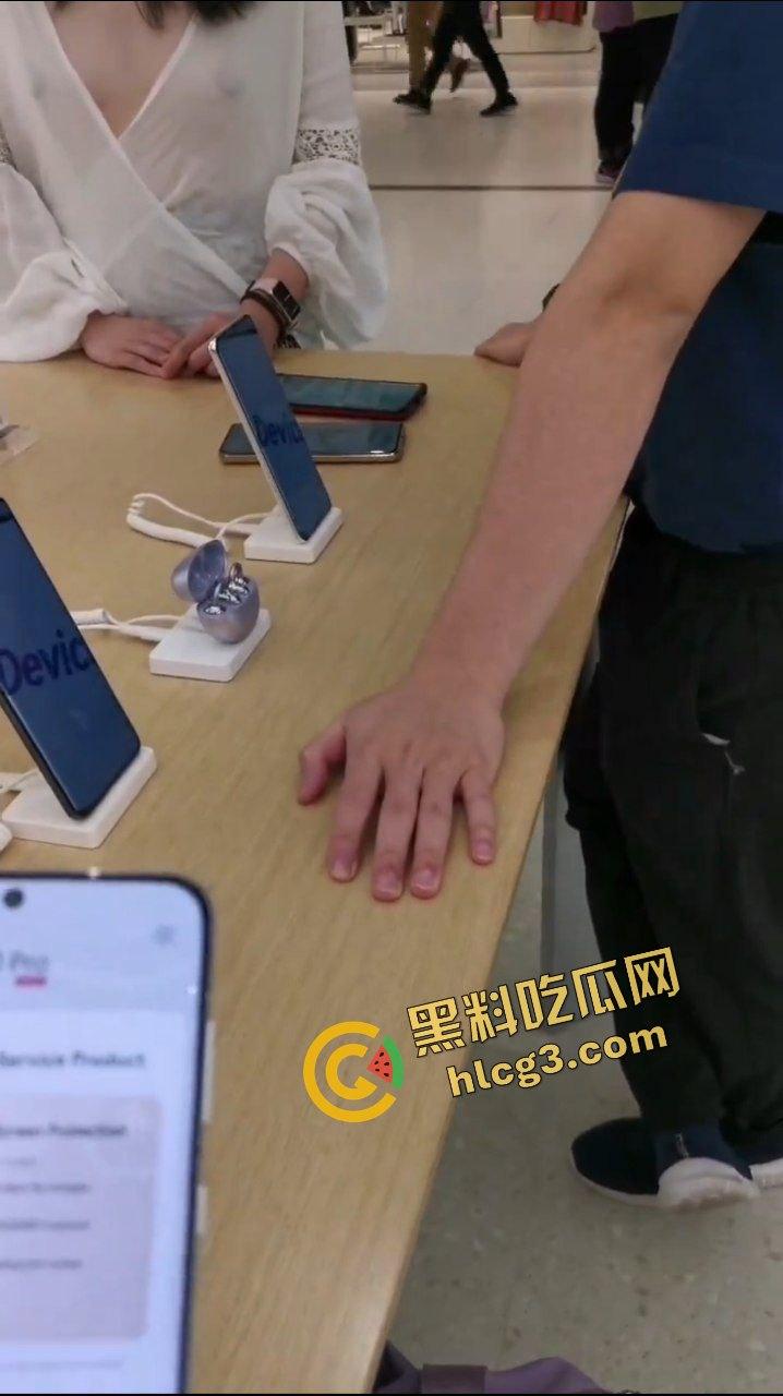 天降大奶于手机店也！主人的任务之 华为旗舰店真空露奶 主人在旁边指挥 看懵销售人员  第3张