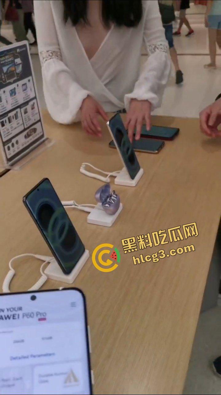 天降大奶于手机店也！主人的任务之 华为旗舰店真空露奶 主人在旁边指挥 看懵销售人员  第5张