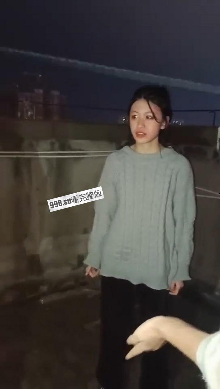 几个女孩 #欺凌 一个漂亮的女孩，边打还边录视频  第1张