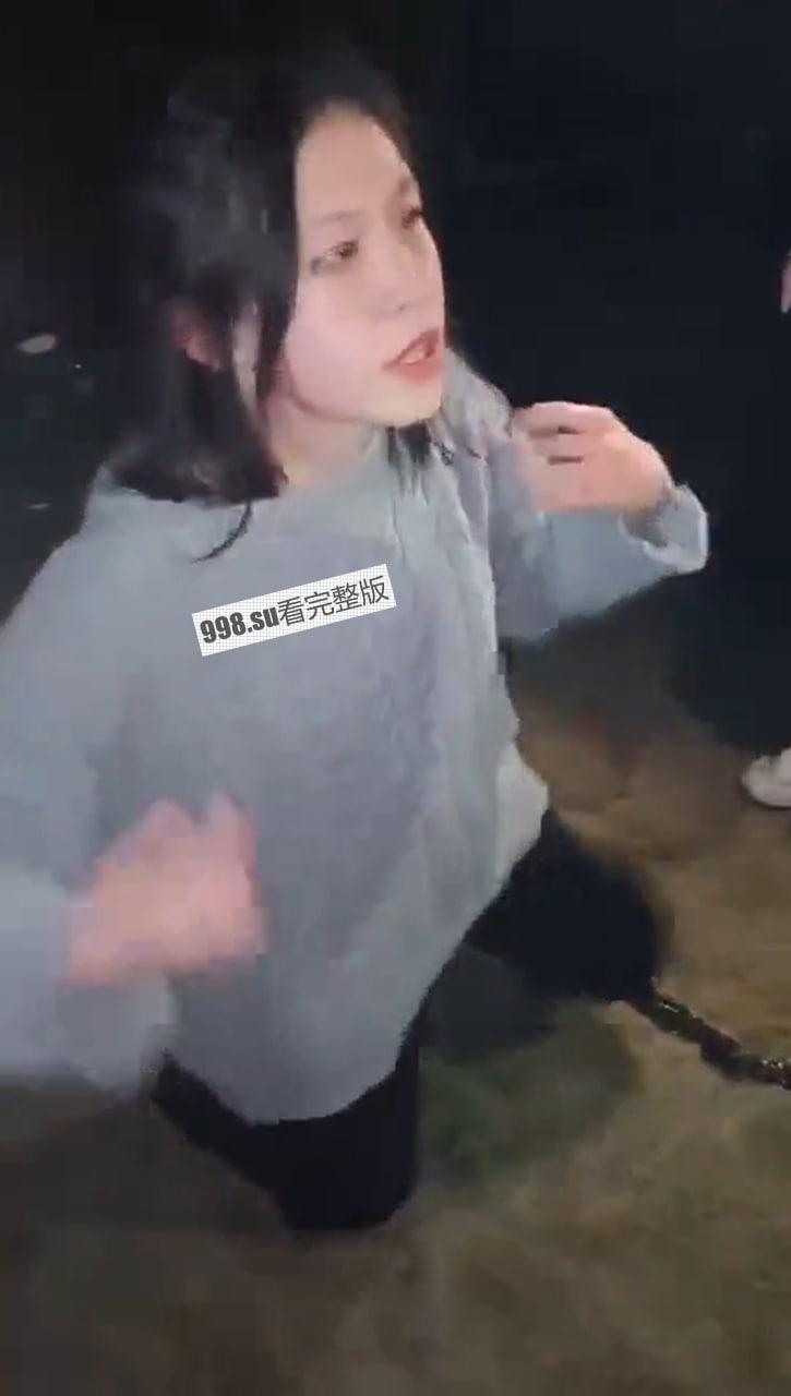 几个女孩 #欺凌 一个漂亮的女孩，边打还边录视频  第3张