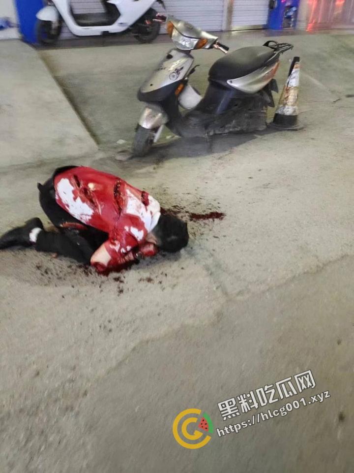 河池都安一男子因 老婆出轨当街化身狂怒刀子砍死情夫 再指着老婆破口大骂  第1张