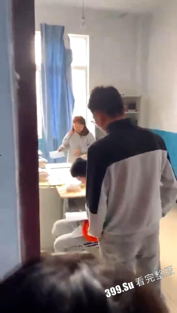 云南昆明某体育生学校 办公室做爱被发现 老师现场抓包 场面尴尬至极！  第3张