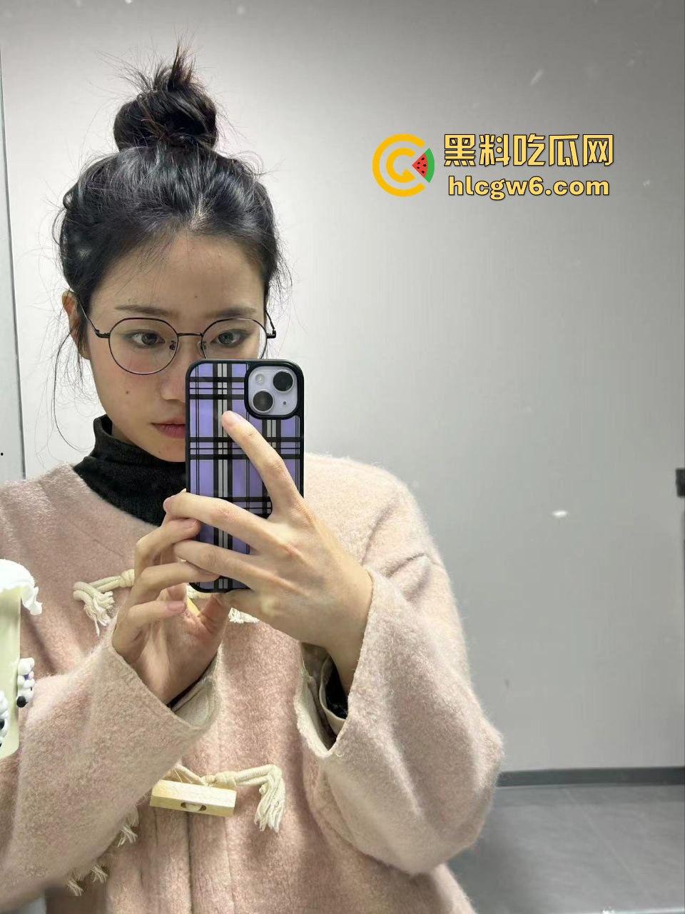 湖南24岁反差清纯小嫩妹【罗敏仪】口交接尿视频流出，臀部还写着请使用！  第2张