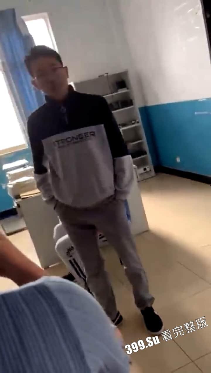 云南昆明某体育生学校 办公室做爱被发现 老师现场抓包 场面尴尬至极！  第4张