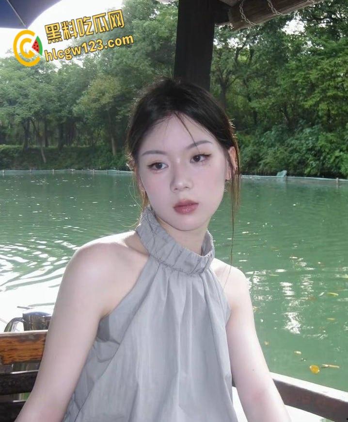 00后模特【蒯欣欣】清纯T台变情趣野猫，白虎肥臀后入，娇喘勾魂内射还想再来一炮!  第5张