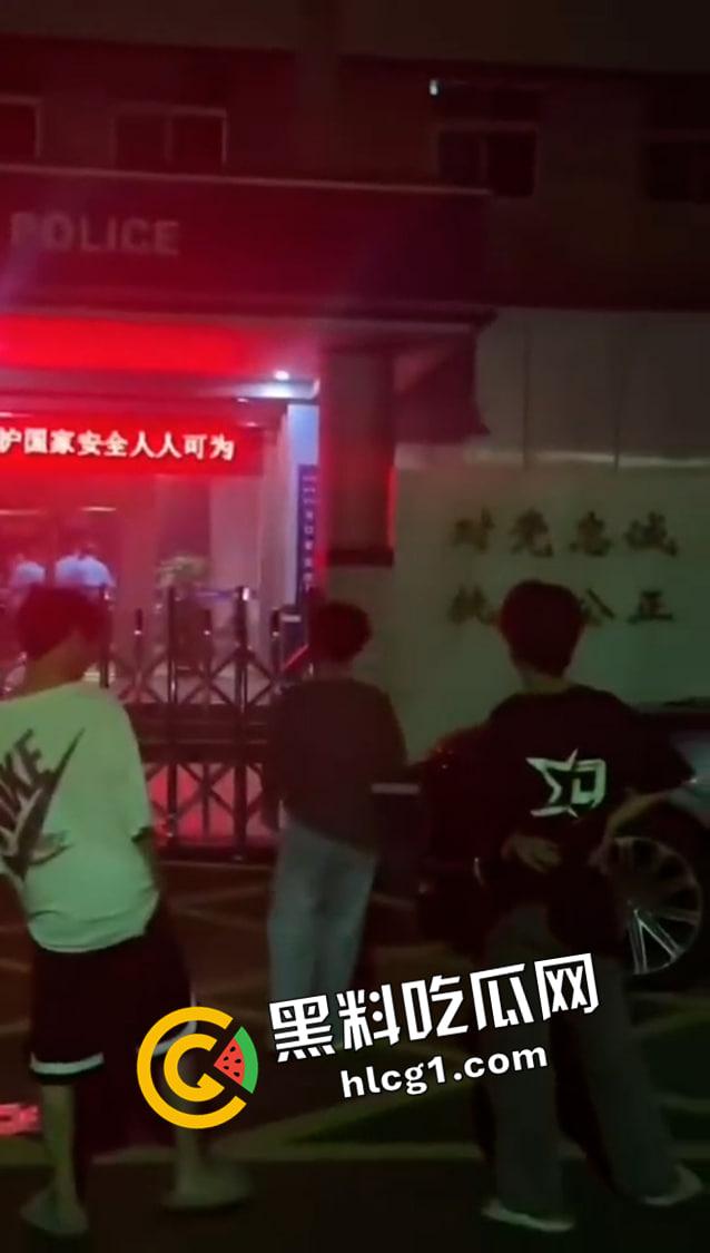 广州精神小伙警察局堵着警察打 倒反天罡 广州精神小伙上大分 快手被删视频流出  第1张