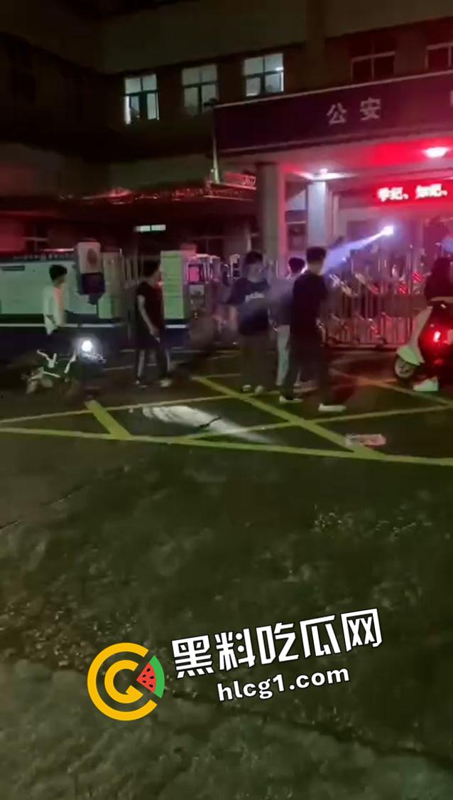 广州精神小伙警察局堵着警察打 倒反天罡 广州精神小伙上大分 快手被删视频流出  第2张