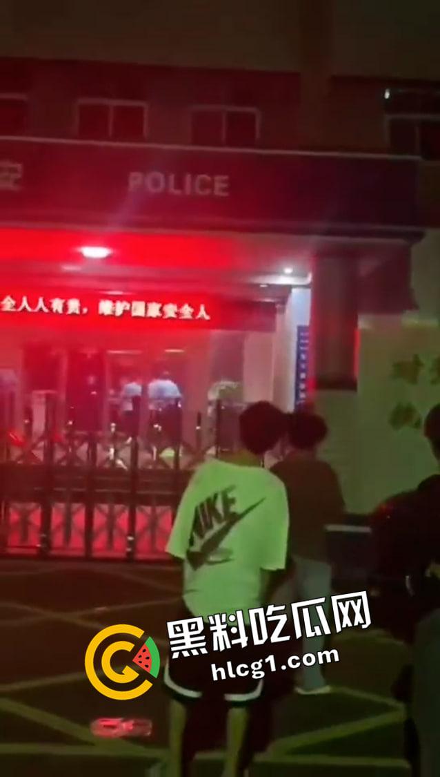 广州精神小伙警察局堵着警察打 倒反天罡 广州精神小伙上大分 快手被删视频流出  第4张