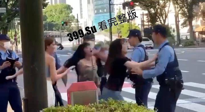 华夏紫微星在日大发神威！7.17早上 几段视频在日本网上疯传，视频中几名中国女子在新宿街头对日本警察拳打脚踢  第4张
