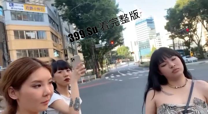 华夏紫微星在日大发神威！7.17早上 几段视频在日本网上疯传，视频中几名中国女子在新宿街头对日本警察拳打脚踢  第5张