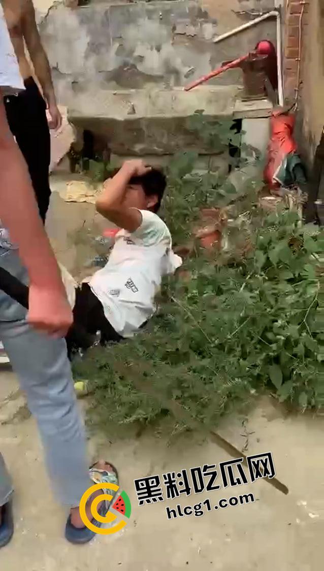 抖音快手热榜！河南南阳持刀霸凌原视频 一群纹身精神小伙持刀围殴 小伙子要被打得神志不清了  第2张