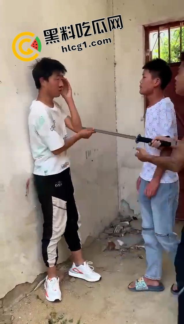 抖音快手热榜！河南南阳持刀霸凌原视频 一群纹身精神小伙持刀围殴 小伙子要被打得神志不清了  第4张