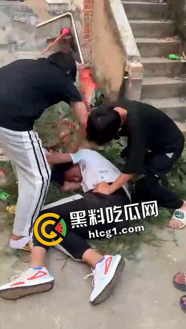抖音快手热榜！河南南阳持刀霸凌原视频 一群纹身精神小伙持刀围殴 小伙子要被打得神志不清了  第6张