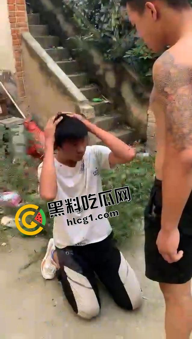 抖音快手热榜！河南南阳持刀霸凌原视频 一群纹身精神小伙持刀围殴 小伙子要被打得神志不清了  第7张